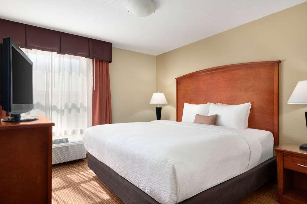 Days Inn & Suites By Wyndham Sherwood Park Edmonton Room photo
