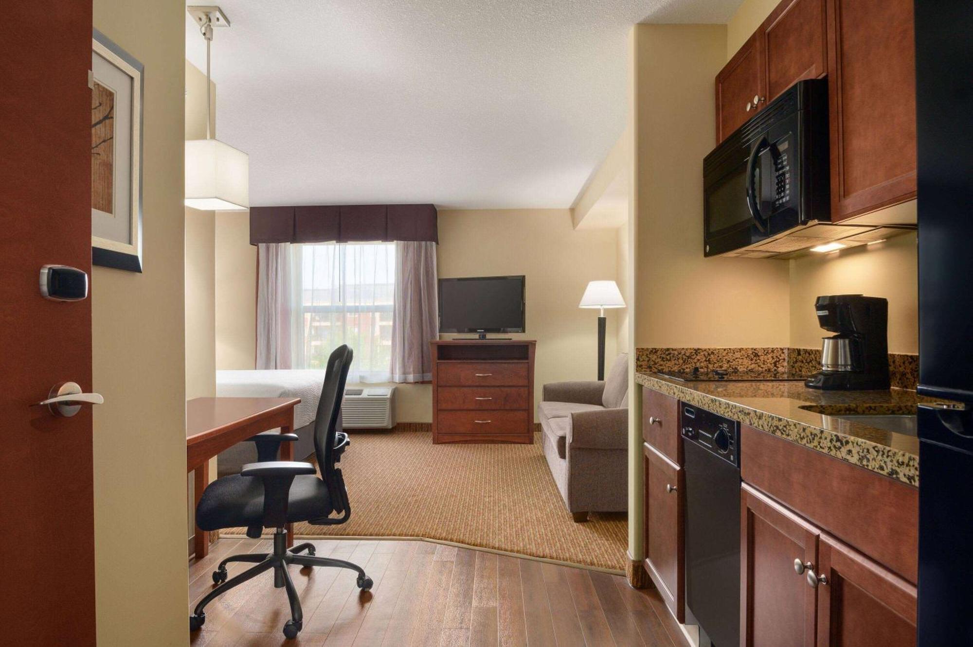 Days Inn & Suites By Wyndham Sherwood Park Edmonton Exterior photo