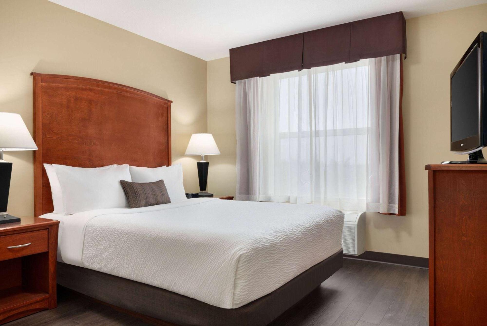 Days Inn & Suites By Wyndham Sherwood Park Edmonton Exterior photo