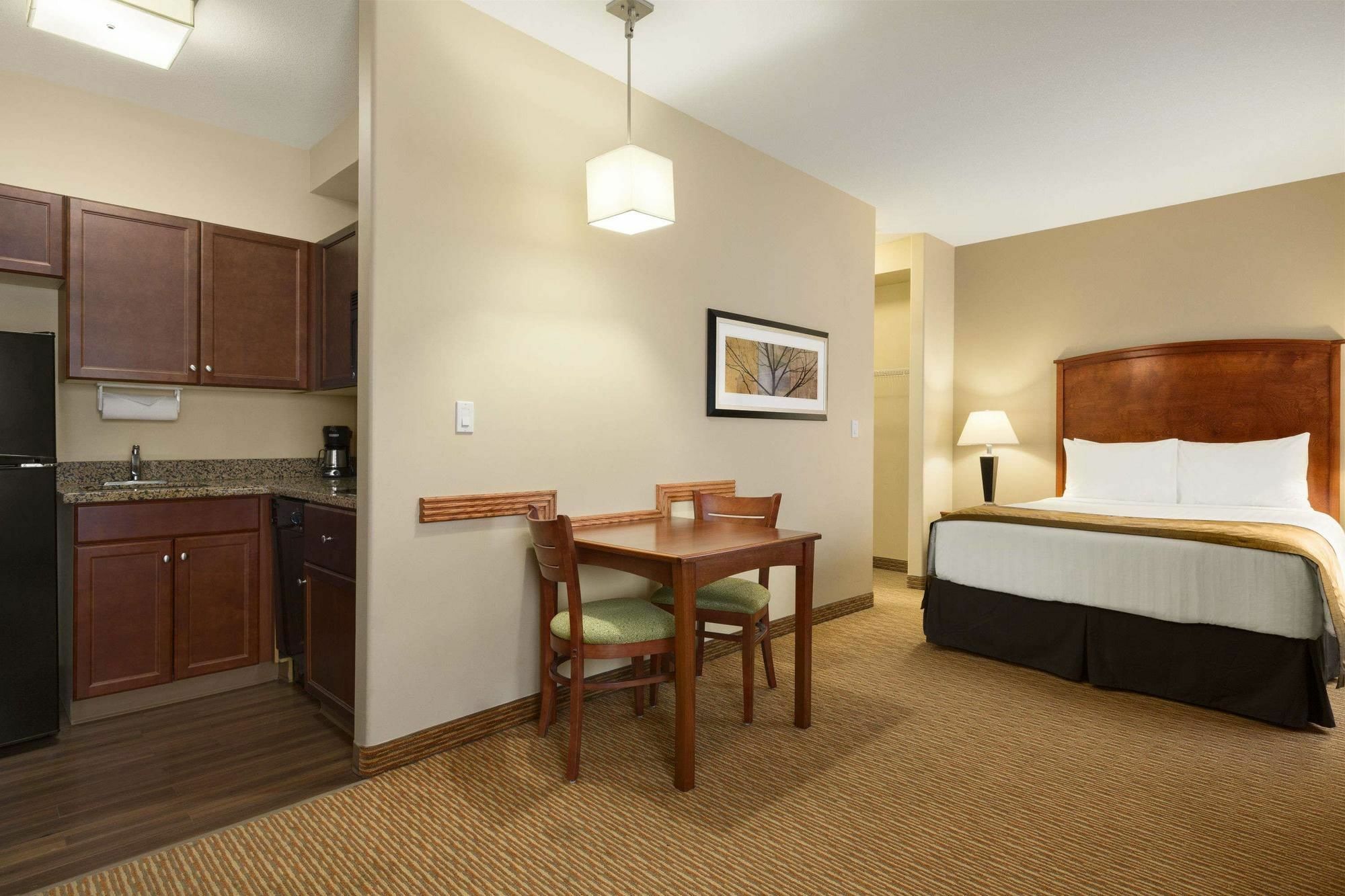 Days Inn & Suites By Wyndham Sherwood Park Edmonton Exterior photo